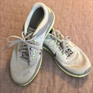 Nike Flex 2016 Run - Size 6.5